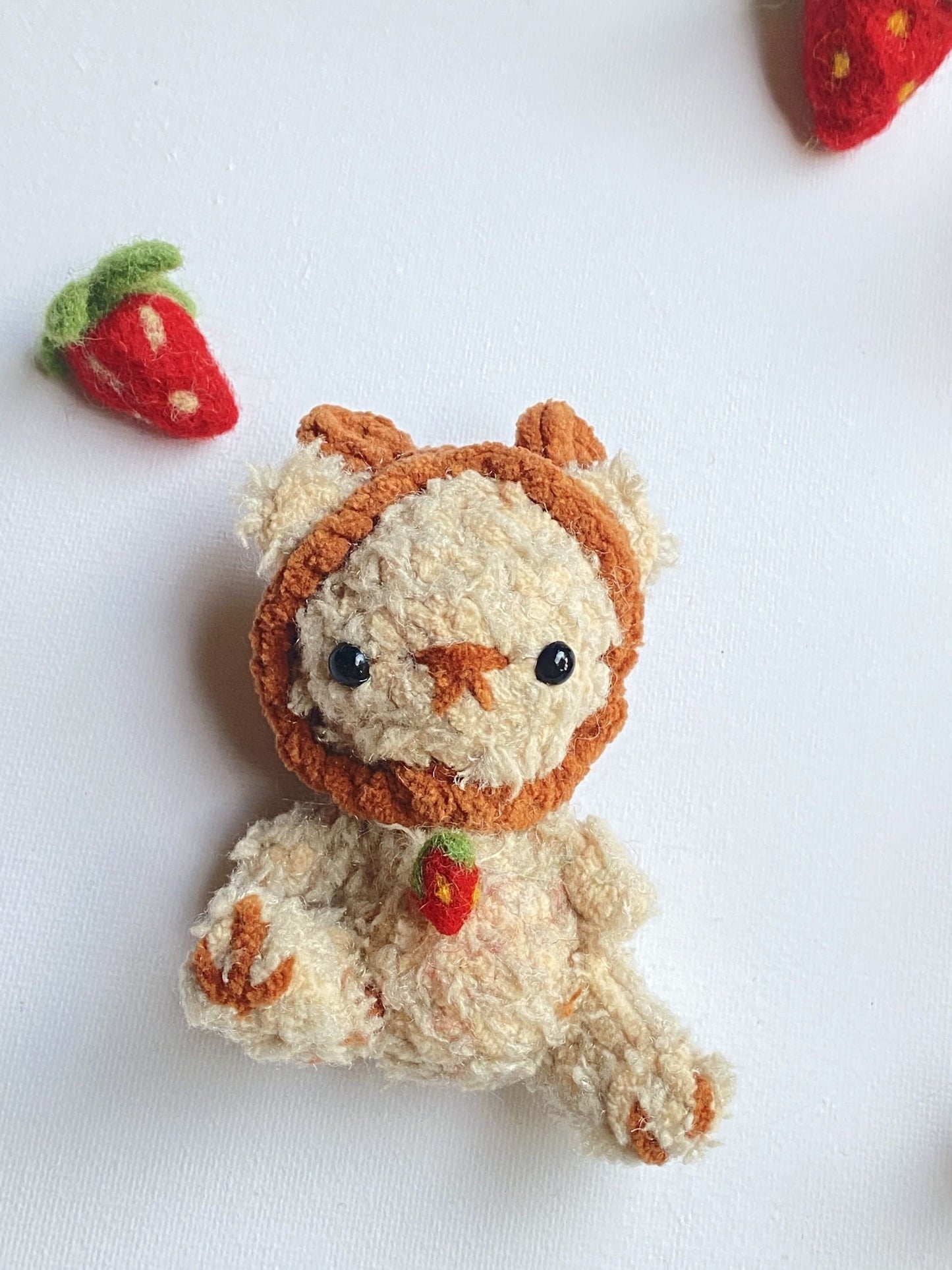 Melennig crochet bear full body view and a strawberry necklace – TchipTchip Studio