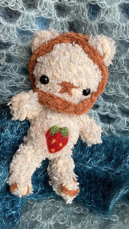 Melennig crochet bear sitting on blue mohair blanket – TchipTchip Studio