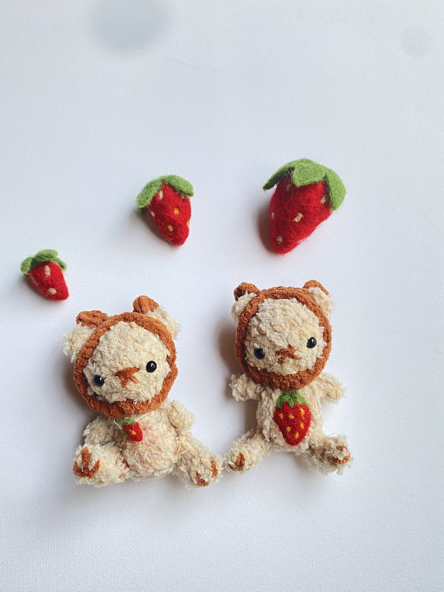 Two Melennig crochet bears and strawberries, front view – TchipTchip Studio