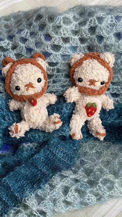 Two Melennig crochet bears on blue mohair blanket, full body – TchipTchip Studio