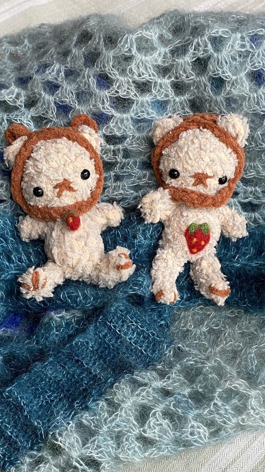 Two Melennig crochet bears on blue mohair blanket, full body – TchipTchip Studio