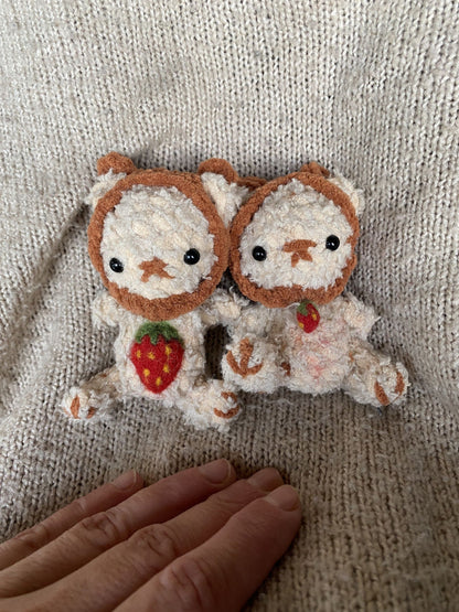 Front view of Melennig crochet bear showing fluffy beige body – TchipTchip Studio